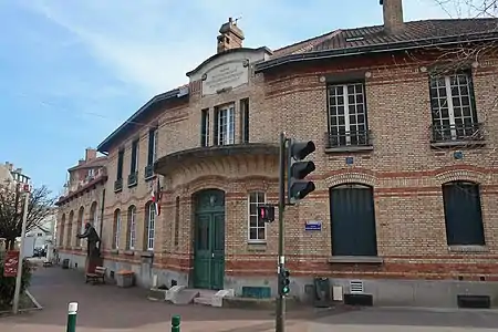 School in avenue Édouard-Vaillant, with a statue of Jean Jaurès (sculptor Paul Ducuing, 1929; it has changed location several times on this square).