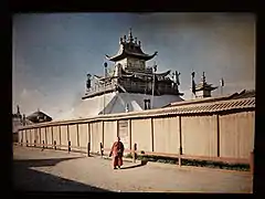 1913 color photo of the Yellow Palace with Dechingalav temple (1739). To its right is the smaller golden roof of the Abtai Khan ger temple (1585). To the left is the Maidar temple (1833) and edge of the big Bat Tsagaan temple (1654).