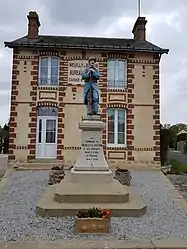 The town hall and war memorial in Neuilly-le-Bisson