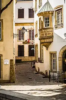 Another view of the façade of the Monkey's Bar on the Rue de la Loge, Luxembourg, bearing the motto Mir wölle bleiwe wat mir sin