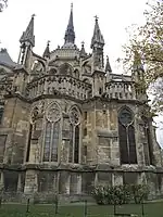 Apse – fine tracery of the chapels