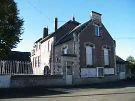 The town hall and school in Assainvillers