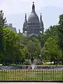 Basílica de los Sacramentinos seen from the park