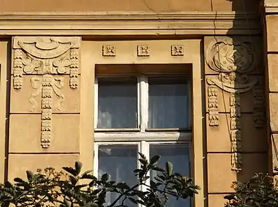 Vegetal festoons and motifs of the facade