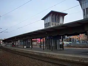 Island platform with canopy