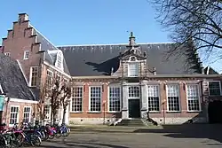 Meeting hall of the Cloveniers, now the Stadsbibliotheek Haarlem, with a commemorative plaque above the door, placed 200 years after the Siege of Haarlem, when many Cloveniers died defending the city.