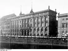 The same building in 1925, showing southward expansion (left); the building was destroyed during World War II