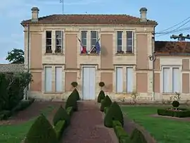 The town hall in Campugnan