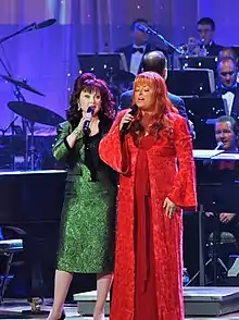 The Judds performing with the Band of the Air Force Reserve, 2008.