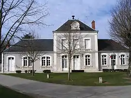 The town hall in Diou