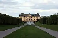 Avenue in front of the palace