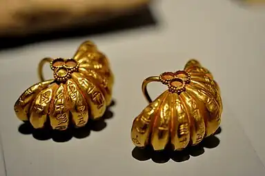 Earrings inscribed in the name of Shulgi.