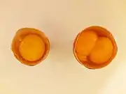 Comparison of an egg and a maxi egg with a double-yolk - opened (2/2)