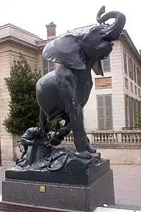 Jeune éléphant pris au piège outside the Musée d'Orsay, Paris