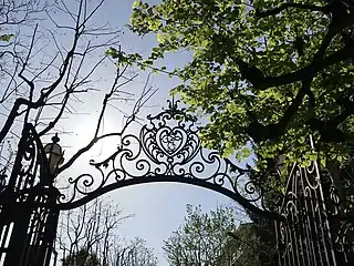 Villa Toeplitz, Front gate with monogram