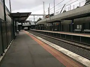 Eastbound view from Gardiner platform 2 facing towards platform 1