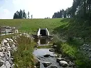 Outlet structure with fish ladder (4) and adjoining stilling basin (5)