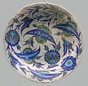 Dish covered with rosettes and saz leaves, c. 1545–1550