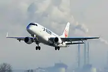 新潟空港で撮影された、J-AIRのE170