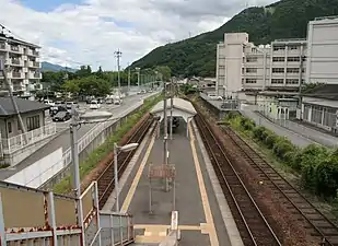 A view of the station platforms and tracks. The siding can be seen to the right.