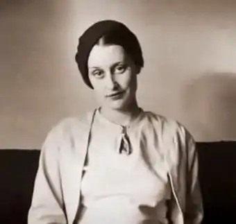 A black and white photograph of flapper Jean Ross with short hair and wearing a beret