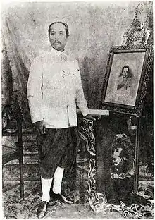 King Chulalongkorn wearing the raj pattern costume, consisting of a white Nehru-style jacket with five buttons and a Pha chung hang or chong kraben