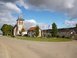 The church and town hall in Le Cardonnois