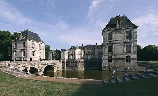 Entrance front of the Château de Lignières (Cher) [fr] (1654–1660)