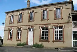 The town hall in Loussous-Débat