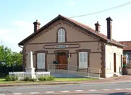 The town hall and war memorial in Mérinville