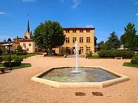 The town hall in Arnas