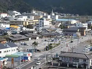 A good birds-eye view of the west side of the station. The low buildings with tiled roofs are part of the Hiwasa Road Station. The metal footbridge gives access to the east side of the station which is partly obscured by the bridge.