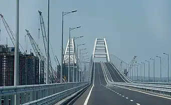 The road bridge on 15 May 2018. The rail bridge – under construction at the time – is visible on the left.