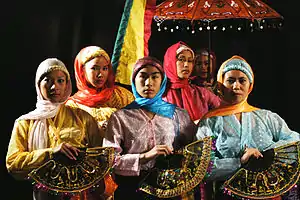 Filipino-Americans from NYC-based dance company Kinding Sindaw dressed for a  traditional Maranao, not Tausug, fan dance.