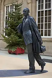 Bronze statue of Larkin by sculptor Martin Jennings, at Hull Paragon Interchange