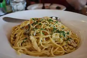 Spaghetti con pollo e funghi