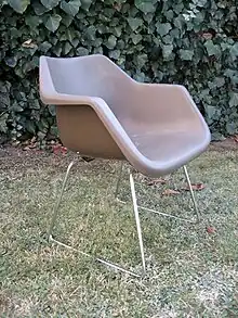 Hille polypropylene armchair with ski base (1967), designed by Robin Day