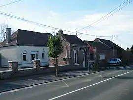 The town hall and school in Roiglise