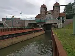 Shaft lock (1915), left: new lock (2018)