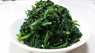 Ssukgat-namul (seasoned crown daisy side dish)