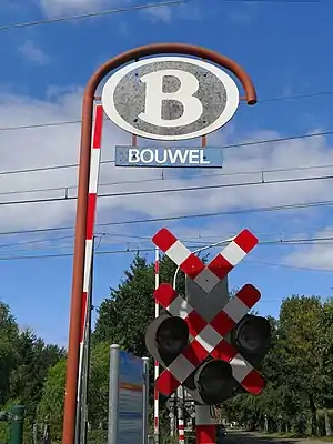 Bouwel station with B logo with level crossing signs