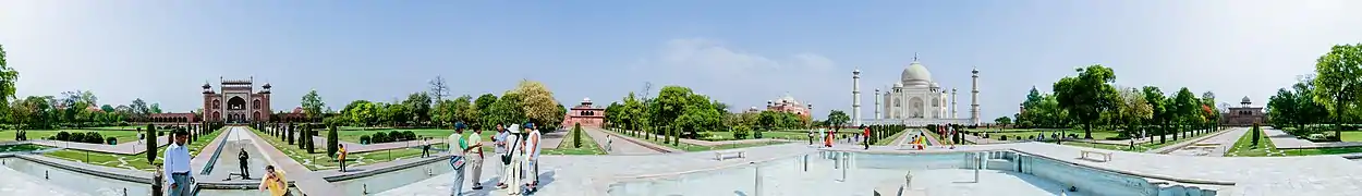 A panoramic view looking 360 degrees around the Taj Mahal in 2005