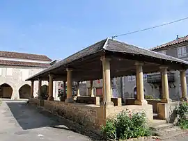 The covered marketplace in Verfeil