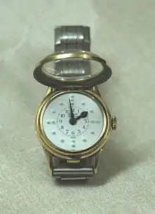 Watch with tactile hands and braille digits